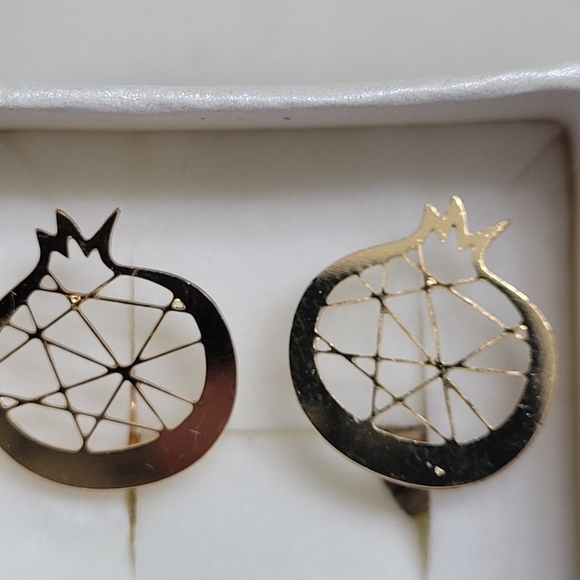 Dainty Goldtone Pomegranate Earrings New - Picture 3 of 3